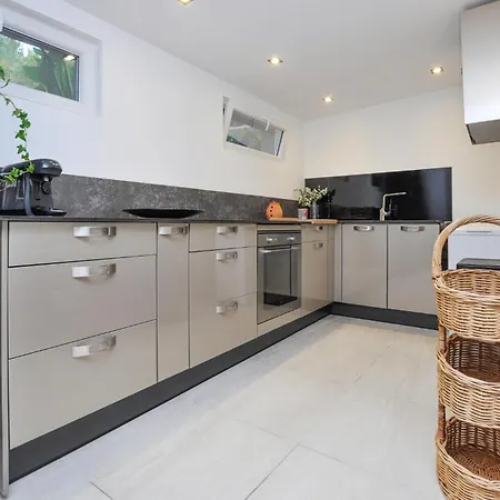 1 Bedroom Lovely In Holiday home *