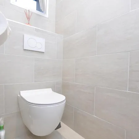 1 Bedroom Lovely In *